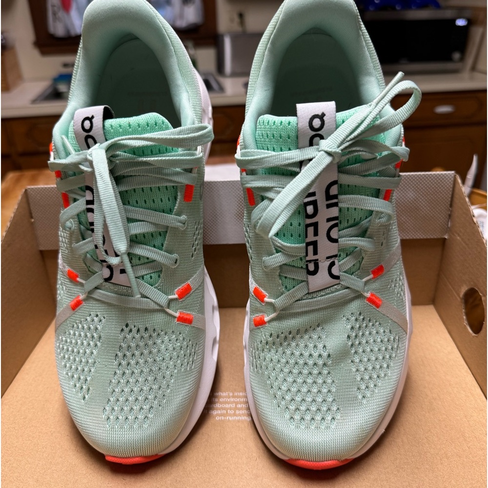 9w on cloud brand new light green and white only wore 2hrs